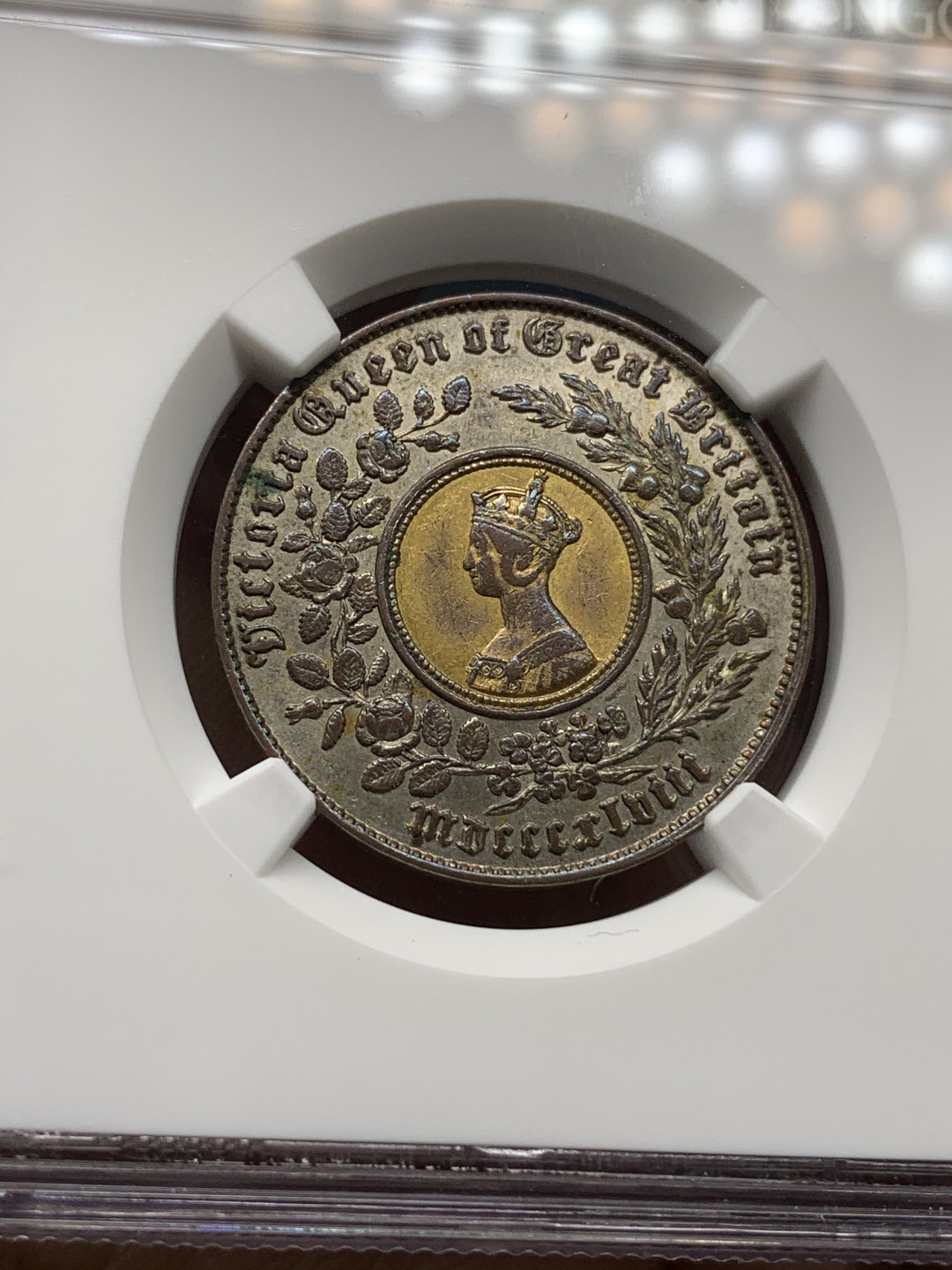 《竞宝斋》钱币微拍-第25场-本周日，周一2场连拍（全场顺丰包邮） NGC AU55 英国1848年维多利亚女王1克朗双色币