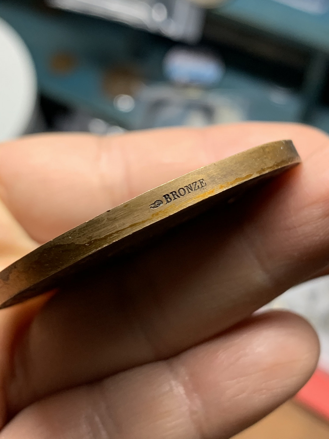 《竞宝斋》钱币微拍-第25场-本周日，周一2场连拍（全场顺丰包邮） 1915年法国国际救援组织纪念铜章  直径：50mm  重量：65g  边铭：丰饶角+铜标 正面铭文：国家救援组织之法兰西日，时间1915年，第一次世界大战开战后的第二年，背面国家符号高卢鸡，上方铭文：祖国。