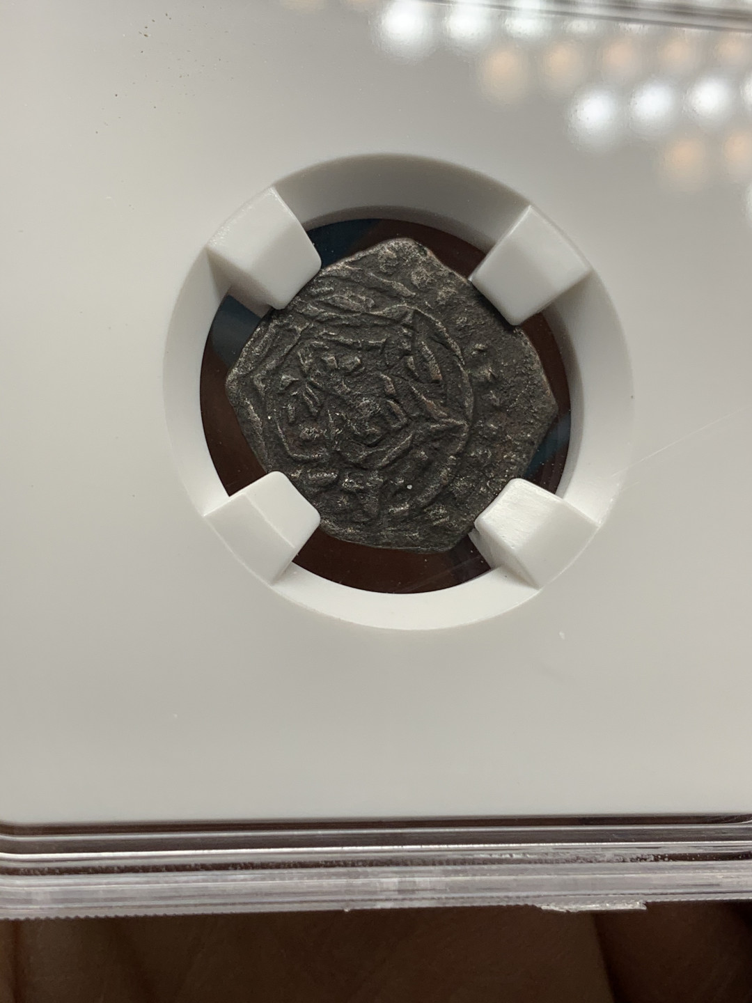 《竞宝斋》钱币微拍-第25场-本周日，周一2场连拍（全场顺丰包邮） 丝绸之路之打制币  3枚一组 （古印度银币1枚，印度查拉见银币1枚，铜镀银1枚），币包真，盒子标签仅做查看参数使用