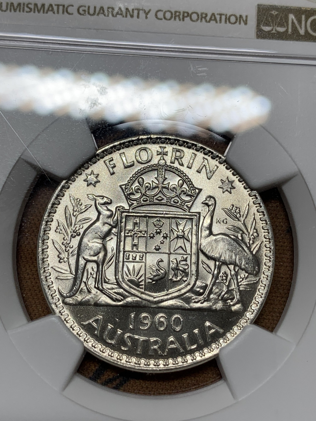 《竞宝斋》钱币微拍-第25场-本周日，周一2场连拍（全场顺丰包邮） NGC-MS64 澳大利亚 伊丽莎白二世 1960年弗洛林银币 品相极好 该币背面比正面更有吸引力 故NGC将币反置