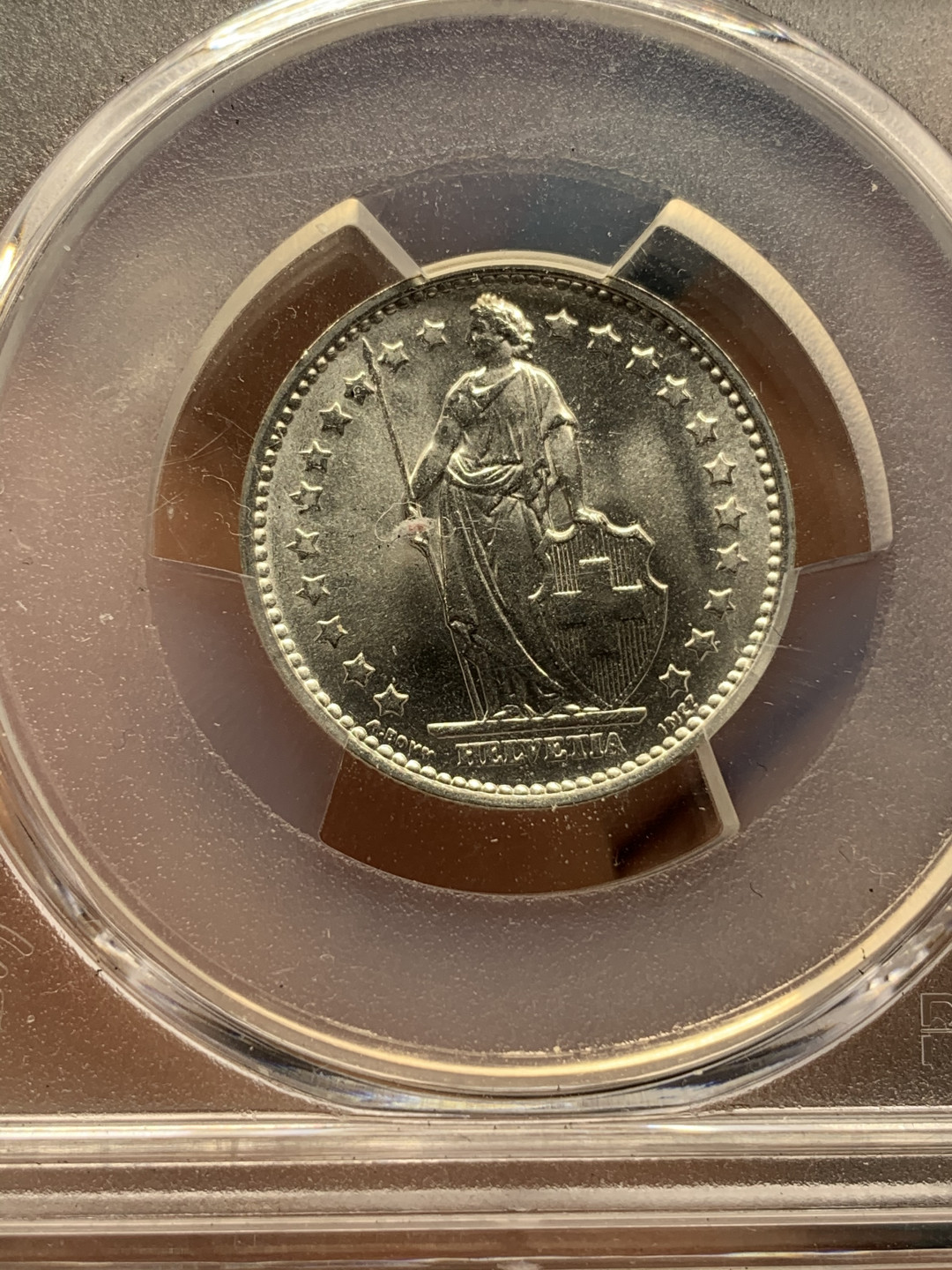 《竞宝斋》钱币微拍-第25场-本周日，周一2场连拍（全场顺丰包邮） PCGS-MS67 瑞士 1967B 1法郎 女神 银币 转光强烈 构图精美 高分小辅币，关门银币 背部左上角支撑位置有损