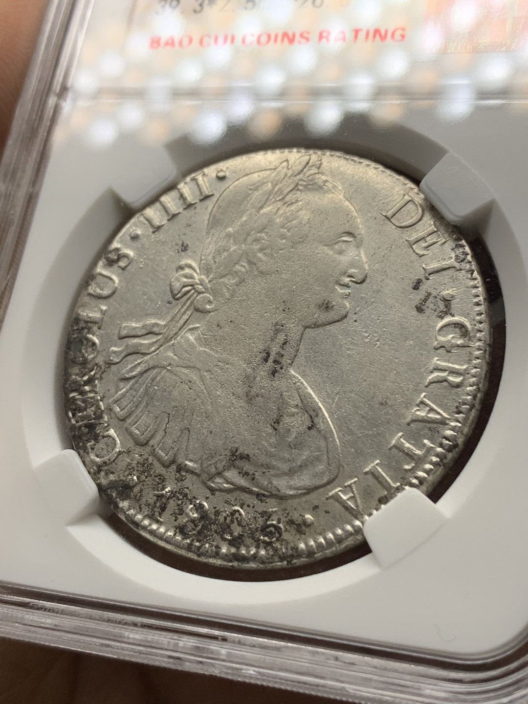 《竞宝斋》钱币微拍-第25场-本周日，周一2场连拍（全场顺丰包邮） 保粹 评级 西属玻利维亚 1805年 卡四 双柱 8R 大银币 底板有轻微腐蚀见黑色包浆部分