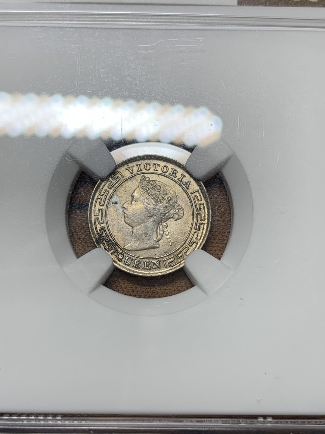 《竞宝斋》钱币微拍-第25场-本周日，周一2场连拍（全场顺丰包邮） NGC-UNC 英属锡兰 维多利亚女皇 1897年10分小银币 UNC品相 肖像面设计与香港壹圆银币类似 英属系里面很独特的设计风格 背面更是与南亚的风格融为一体