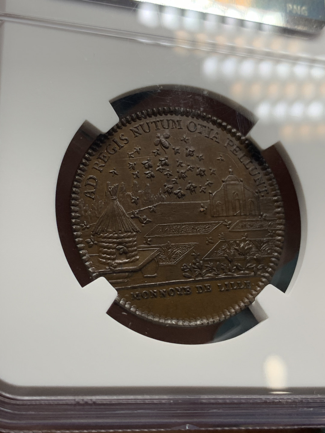 《竞宝斋》钱币微拍-第25场-本周日，周一2场连拍（全场顺丰包邮） ngc-ms66！ 唯一冠军分 法国铜代币 打制锐利 光滑的巧克力棕色显示出虹彩光泽 设计绝美雕刻精细 19世纪左右 正面是手拿丰饶角的女神向法王路易十六致意 背面是元素丰富的农场