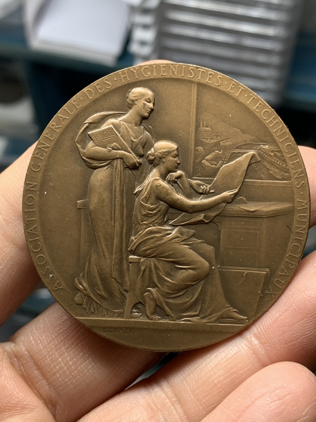 《竞宝斋》钱币微拍-第25场-本周日，周一2场连拍（全场顺丰包邮） 法国市政卫生协会50周年纪念铜章 直径：50mm  重量：67g  边铭：丰饶角+铜标+1969