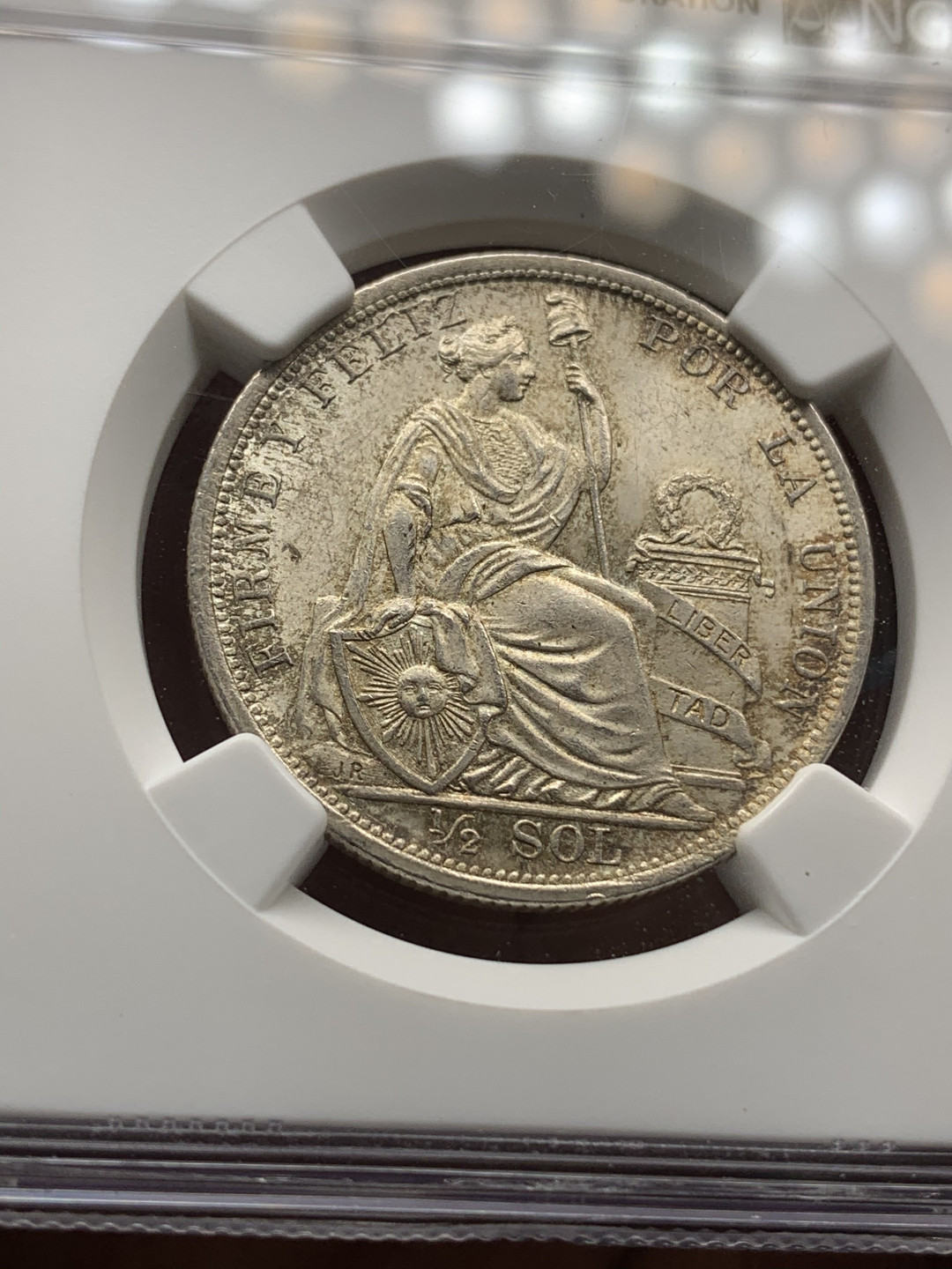 《竞宝斋》钱币微拍-第25场-本周日，周一2场连拍（全场顺丰包邮） ngc-ms65 1907年秘鲁半索尔坐洋女神 包浆好 状态佳 少见稀有特年 sbp落槌价240刀 盒子左下角有磕