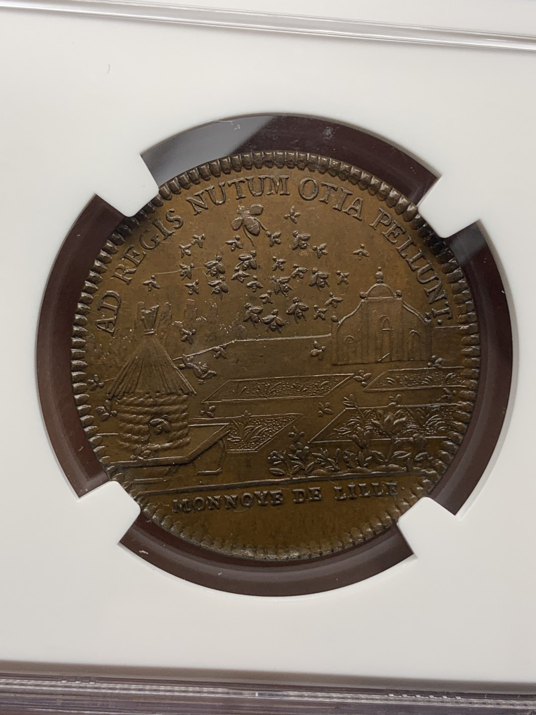 《竞宝斋》钱币微拍-第25场-本周日，周一2场连拍（全场顺丰包邮） ngc-ms66！ 唯一冠军分 法国铜代币 打制锐利 光滑的巧克力棕色显示出虹彩光泽 设计绝美雕刻精细 19世纪左右 正面是手拿丰饶角的女神向法王路易十六致意 背面是元素丰富的农场