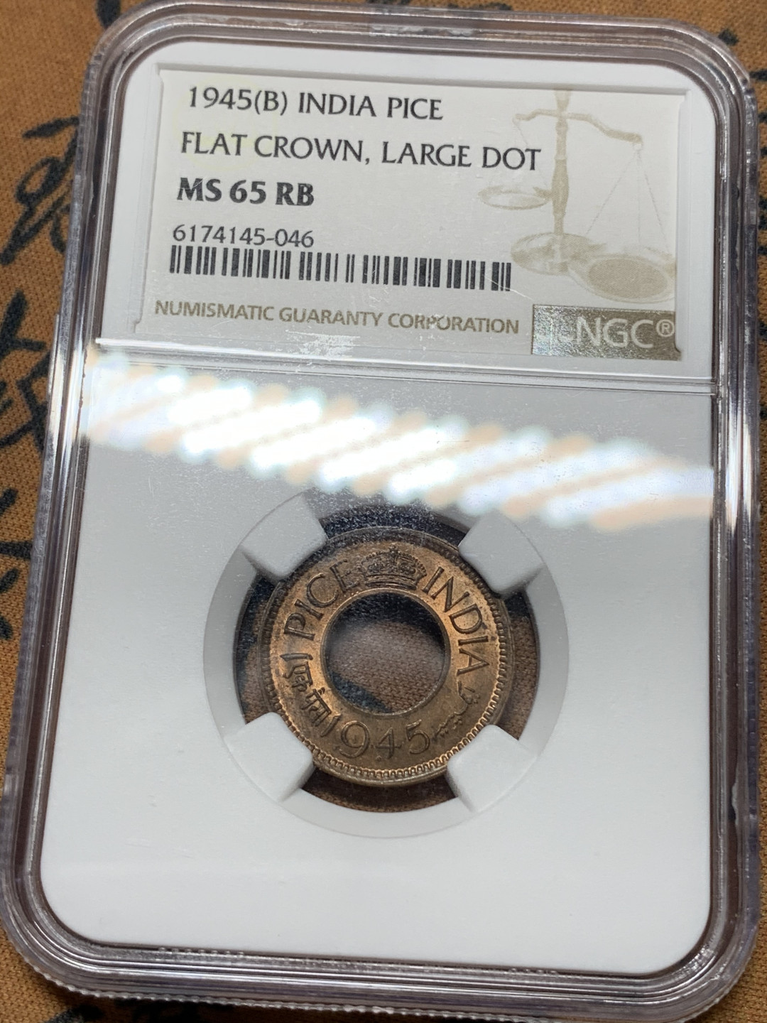《竞宝斋》钱币微拍-第25场-本周日，周一2场连拍（全场顺丰包邮） NGC-MS63RB 英属印度 乔治六世 1945年孟买场版 钻石扁冠 1派沙 状态很好 分数有点低评了 与电影《信条》中尼尔背包的挂坠为同一硬币