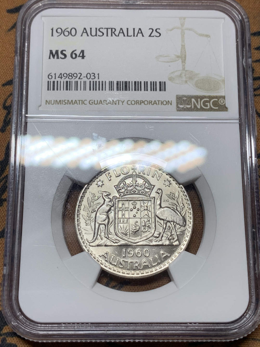 《竞宝斋》钱币微拍-第25场-本周日，周一2场连拍（全场顺丰包邮） NGC-MS64 澳大利亚 伊丽莎白二世 1960年弗洛林银币 品相极好 该币背面比正面更有吸引力 故NGC将币反置