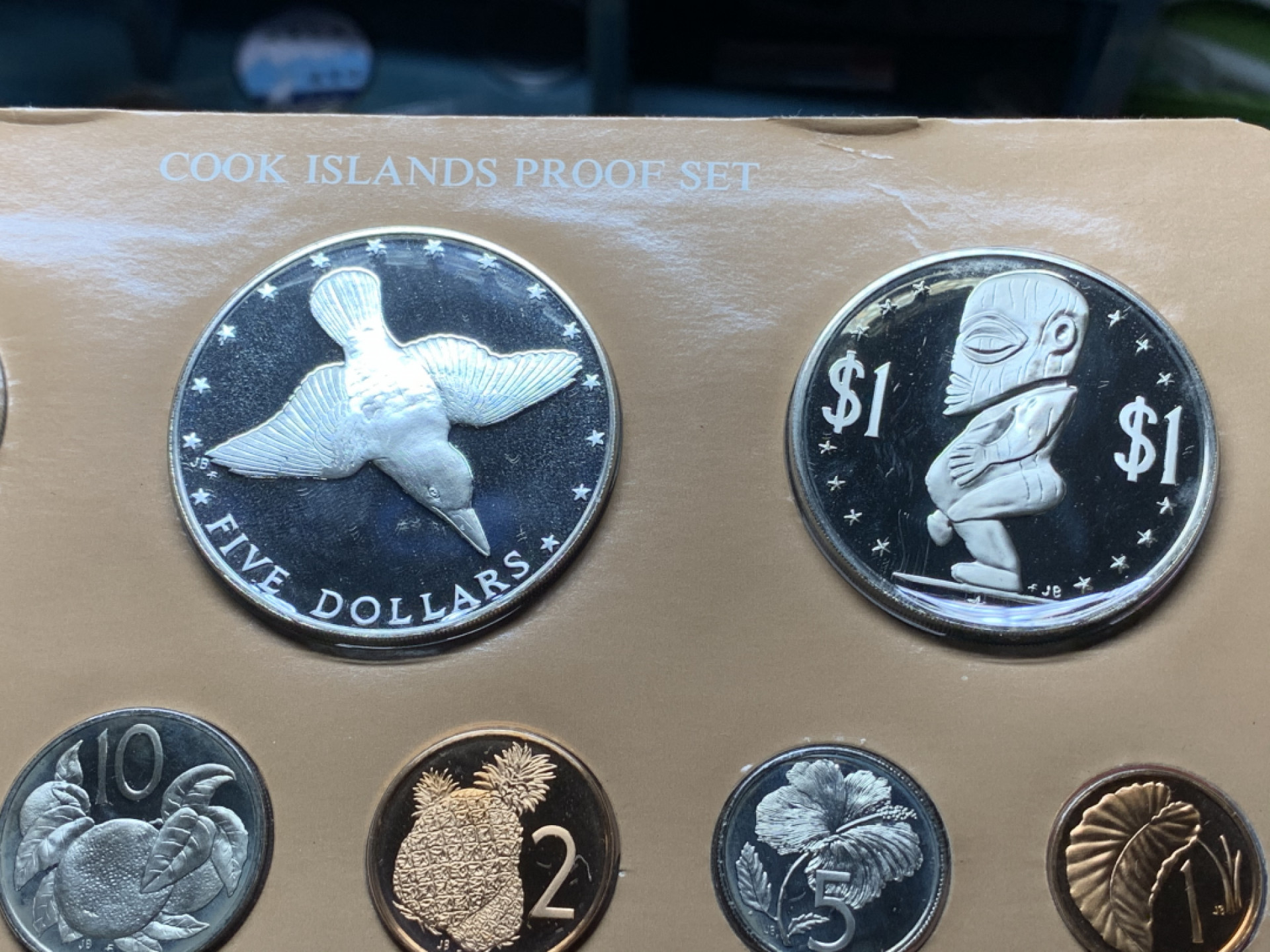 《竞宝斋》钱币微拍-第25场-本周日，周一2场连拍（全场顺丰包邮） 库克群岛 年精制原装精制套币（附证书） 年轻低冠女皇版 含一枚大银币