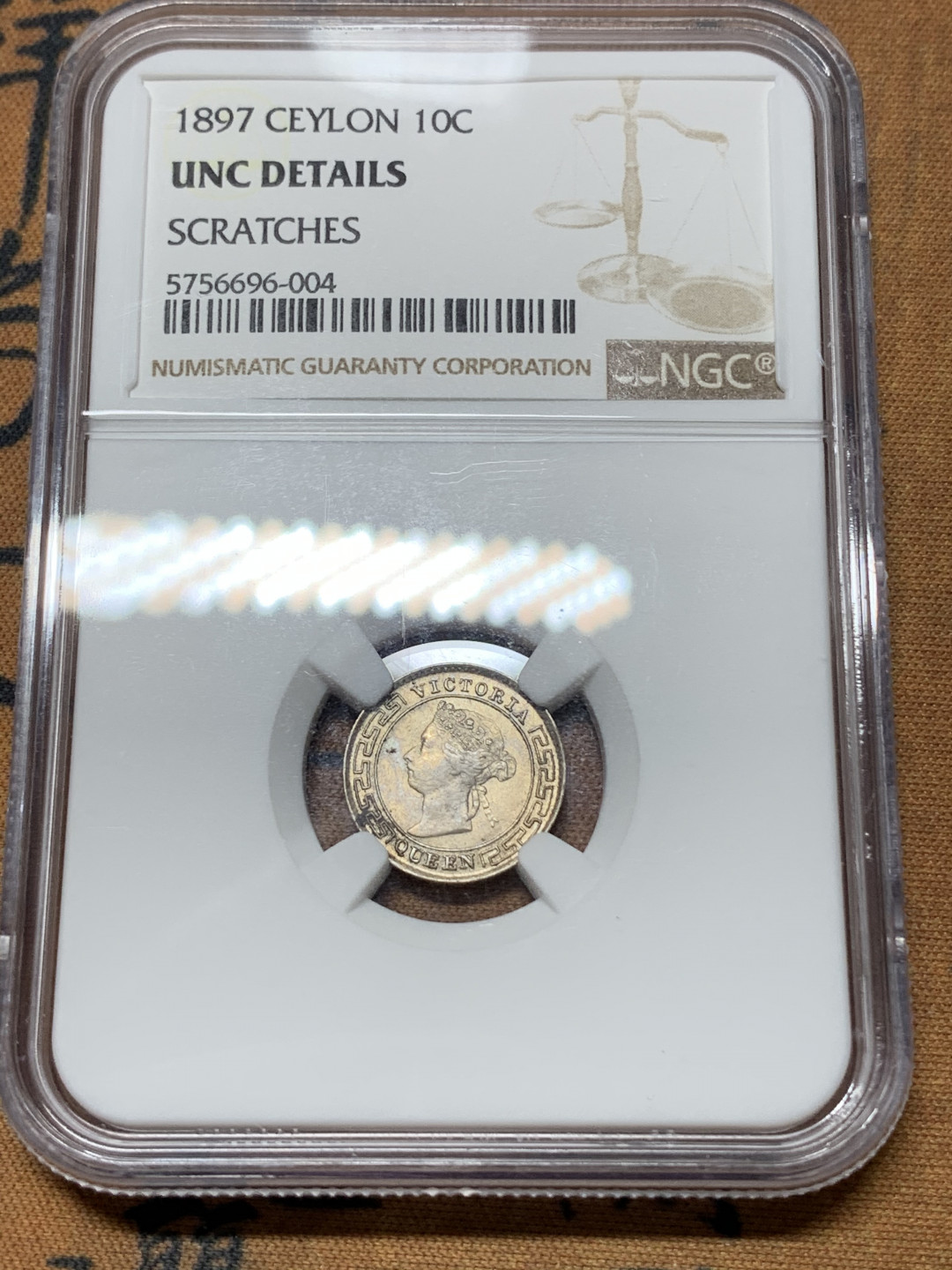 《竞宝斋》钱币微拍-第25场-本周日，周一2场连拍（全场顺丰包邮） NGC-UNC 英属锡兰 维多利亚女皇 1897年10分小银币 UNC品相 肖像面设计与香港壹圆银币类似 英属系里面很独特的设计风格 背面更是与南亚的风格融为一体