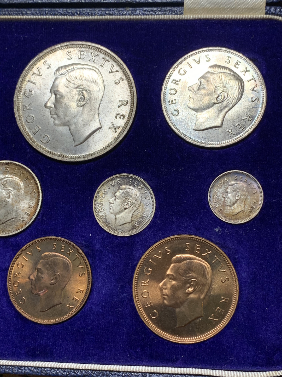 《竞宝斋》钱币微拍-第25场-本周日，周一2场连拍（全场顺丰包邮） 英属南非 乔治六世 1952年精制套币 6银3铜 精美包浆 BU品相 银币包浆诱人 1便士铜币背面呈五彩包浆 