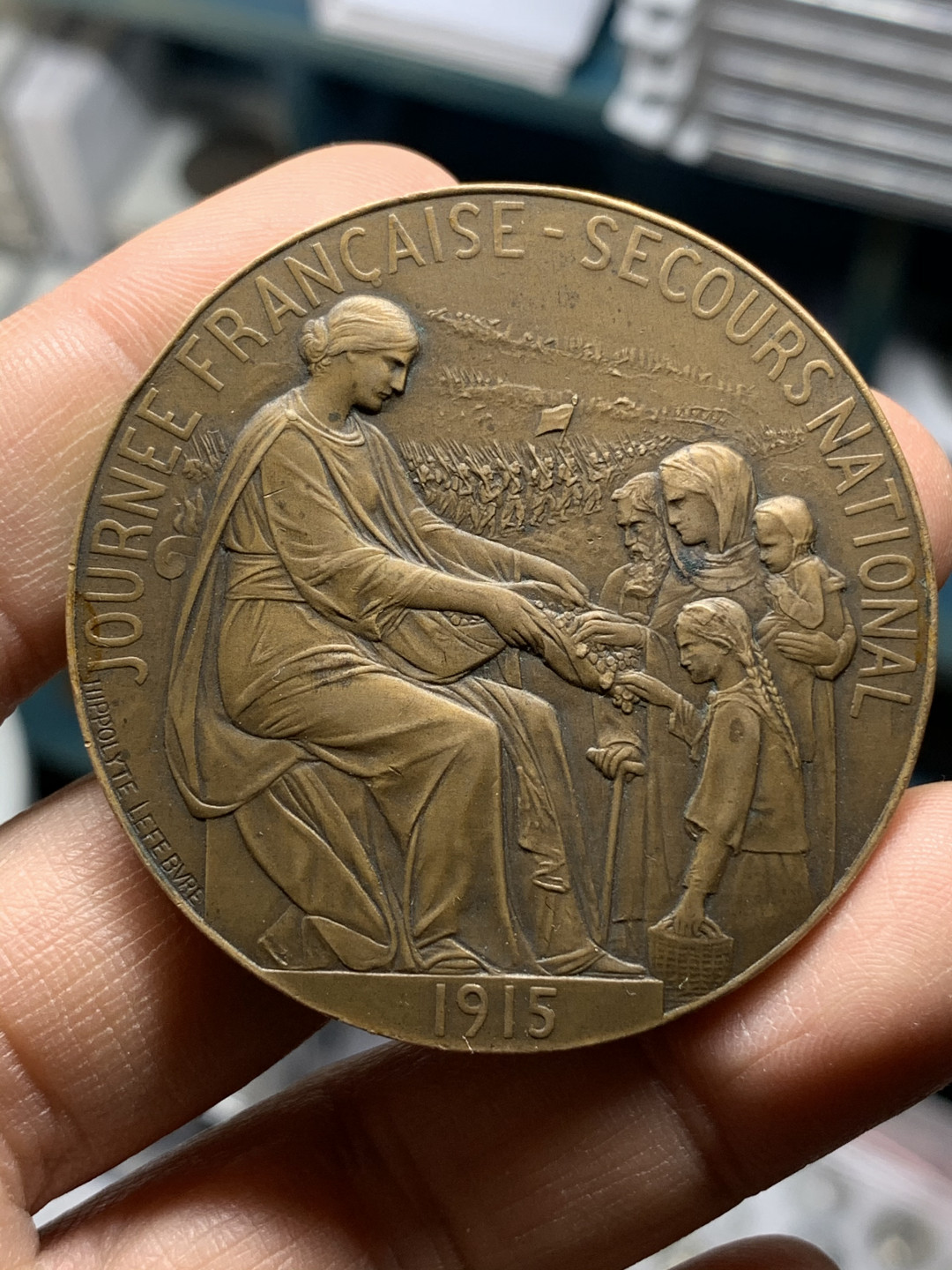 《竞宝斋》钱币微拍-第25场-本周日，周一2场连拍（全场顺丰包邮） 1915年法国国际救援组织纪念铜章  直径：50mm  重量：65g  边铭：丰饶角+铜标 正面铭文：国家救援组织之法兰西日，时间1915年，第一次世界大战开战后的第二年，背面国家符号高卢鸡，上方铭文：祖国。