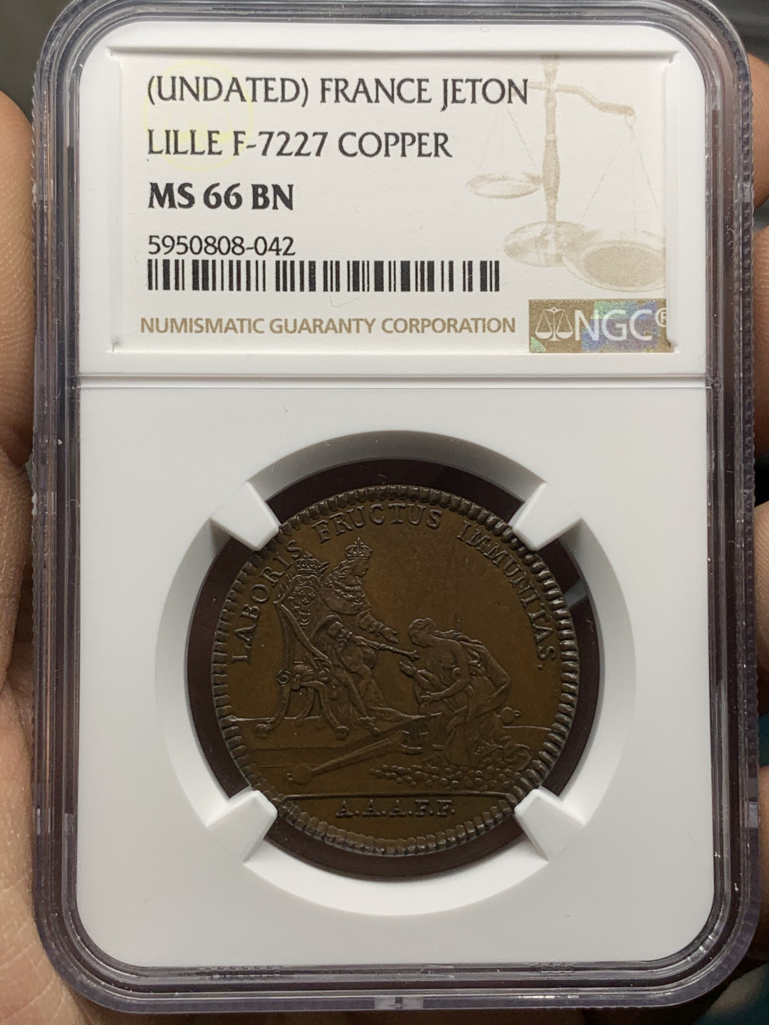 《竞宝斋》钱币微拍-第25场-本周日，周一2场连拍（全场顺丰包邮） ngc-ms66！ 唯一冠军分 法国铜代币 打制锐利 光滑的巧克力棕色显示出虹彩光泽 设计绝美雕刻精细 19世纪左右 正面是手拿丰饶角的女神向法王路易十六致意 背面是元素丰富的农场