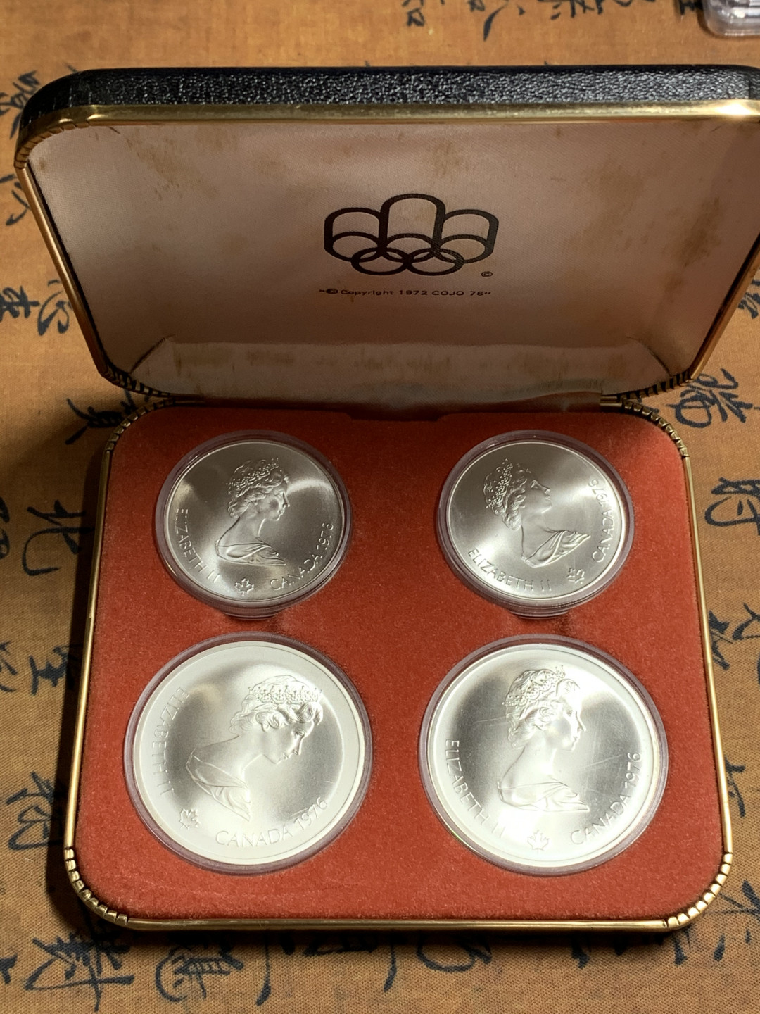 《竞宝斋》钱币微拍-第25场-本周日，周一2场连拍（全场顺丰包邮） 1976加拿大奥运会纪念大银币一套4枚一共重145.8克925高银 45年前的原盒币全网在售就此一套