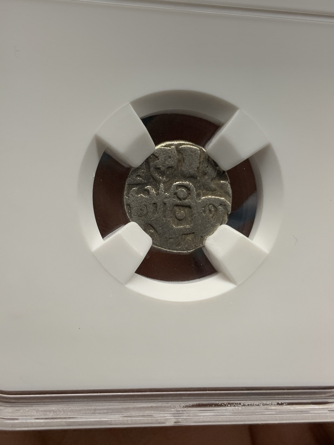 《竞宝斋》钱币微拍-第25场-本周日，周一2场连拍（全场顺丰包邮） 丝绸之路之打制币  3枚一组 （古印度银币1枚，印度查拉见银币1枚，铜镀银1枚），币包真，盒子标签仅做查看参数使用