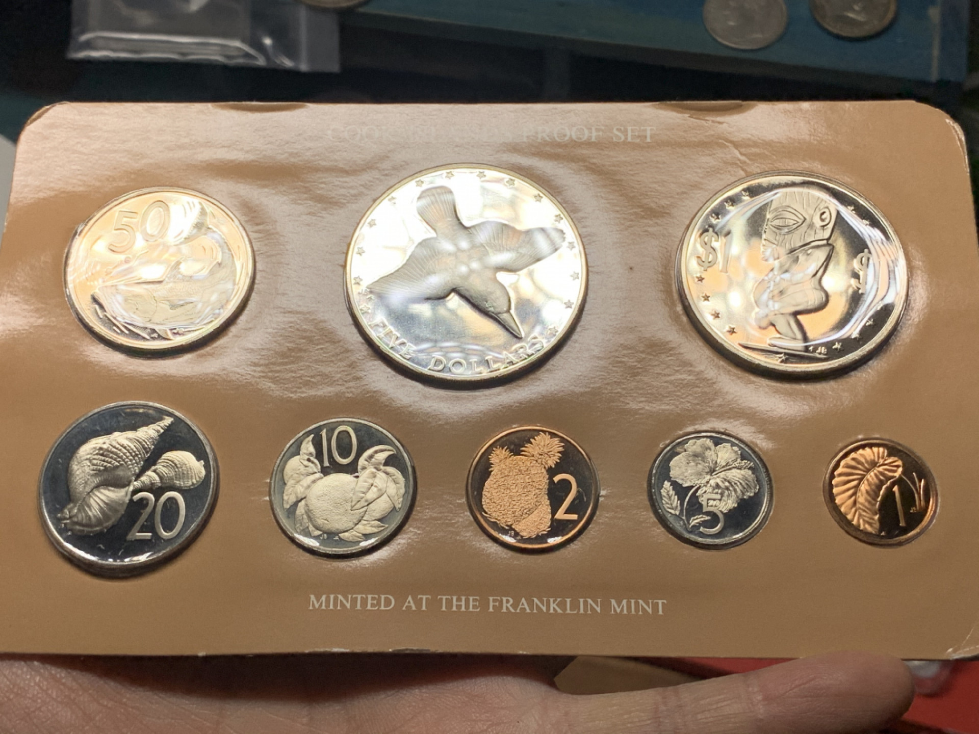 《竞宝斋》钱币微拍-第25场-本周日，周一2场连拍（全场顺丰包邮） 库克群岛 年精制原装精制套币（附证书） 年轻低冠女皇版 含一枚大银币