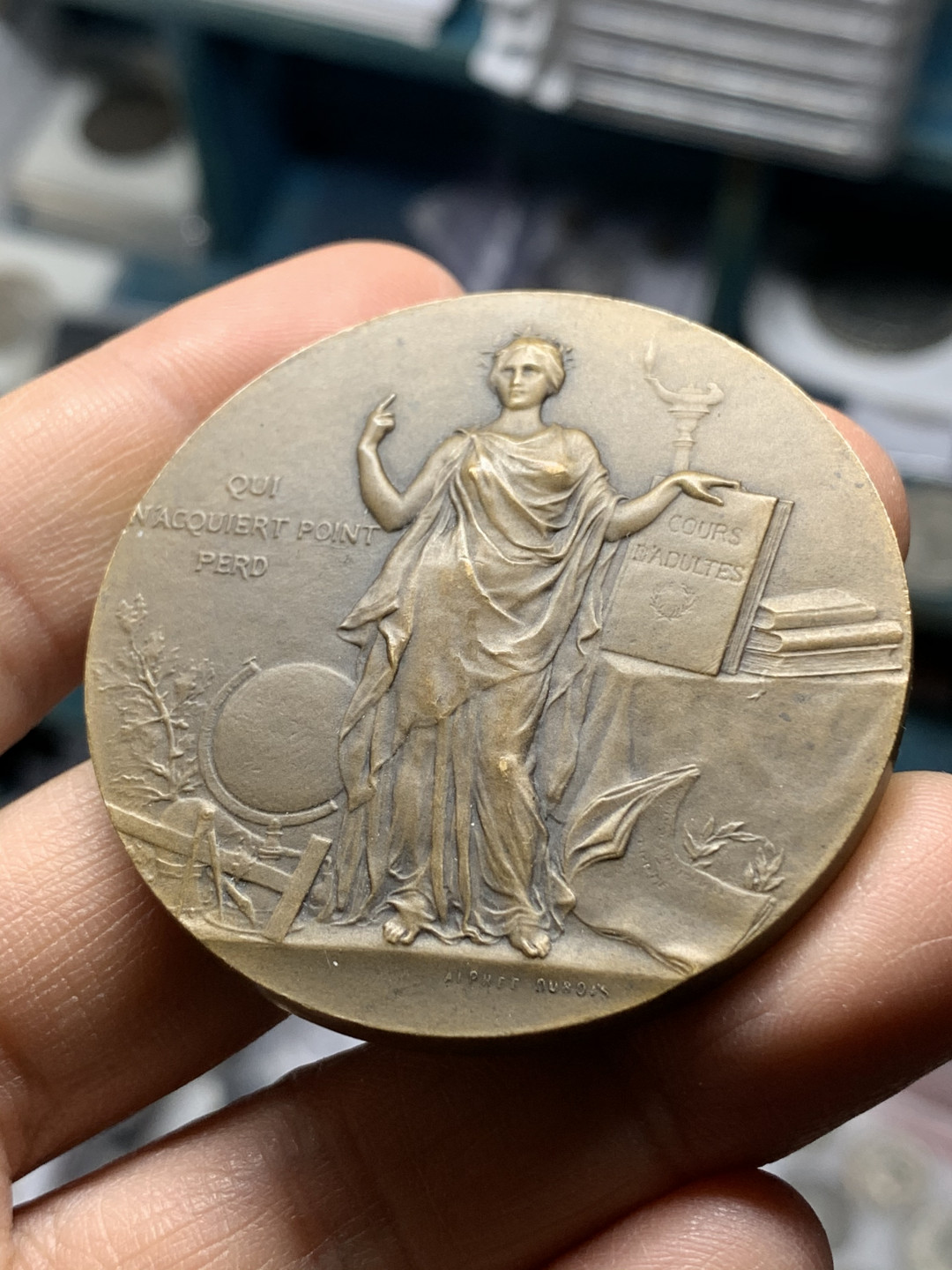 《竞宝斋》钱币微拍-第25场-本周日，周一2场连拍（全场顺丰包邮） 1904年法国成人教育铜章  直径：50mm  重量：60g  边铭：丰饶角+铜标  Dubois作品