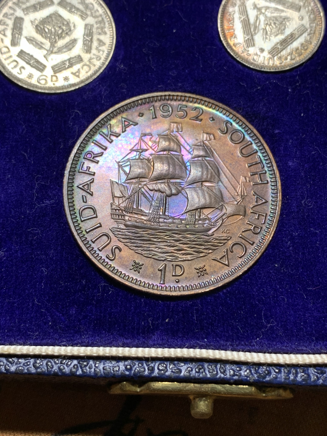 《竞宝斋》钱币微拍-第25场-本周日，周一2场连拍（全场顺丰包邮） 英属南非 乔治六世 1952年精制套币 6银3铜 精美包浆 BU品相 银币包浆诱人 1便士铜币背面呈五彩包浆 