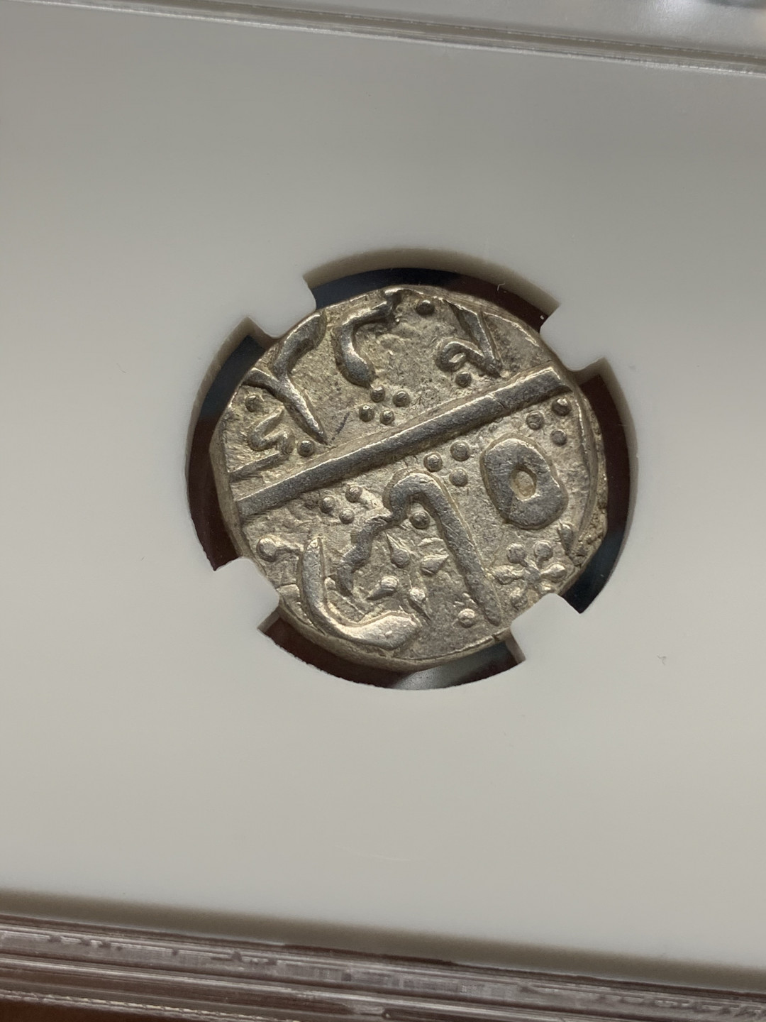 《竞宝斋》钱币微拍-第25场-本周日，周一2场连拍（全场顺丰包邮） 丝绸之路之银币 印度印多尔银币一枚，细节深打，非常漂亮 币包真，盒子标签仅做查看参数使用