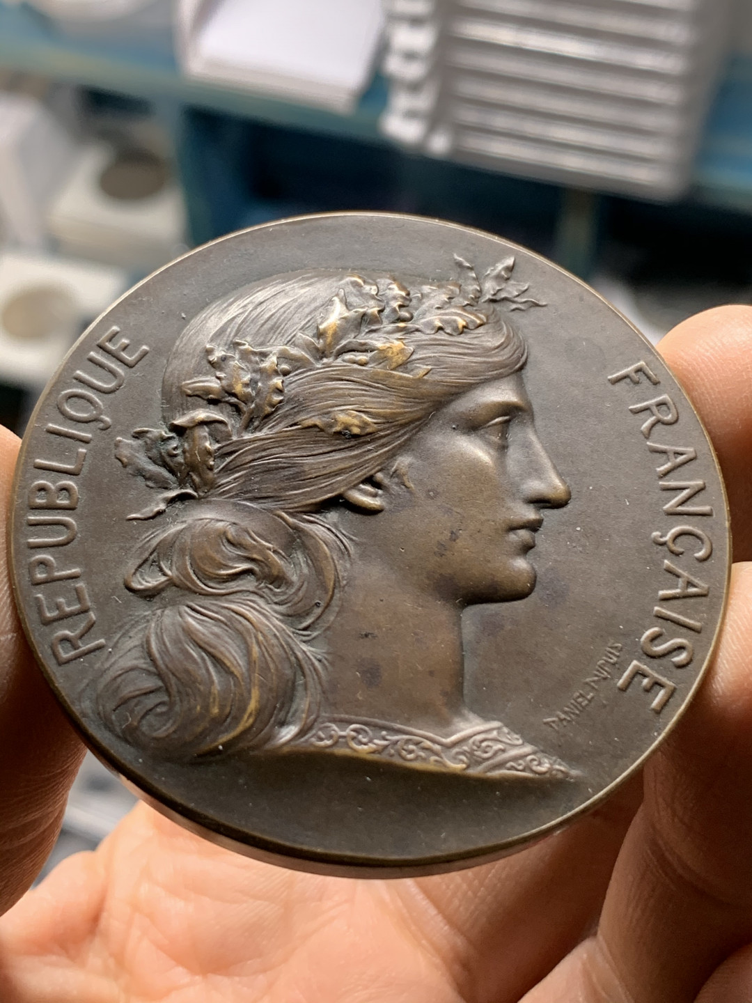 《竞宝斋》钱币微拍-第25场-本周日，周一2场连拍（全场顺丰包邮） 法国铜章玛丽安娜花环 直径：58mm  重量：99g  边铭：丰饶角+铜标 罗蒂作品