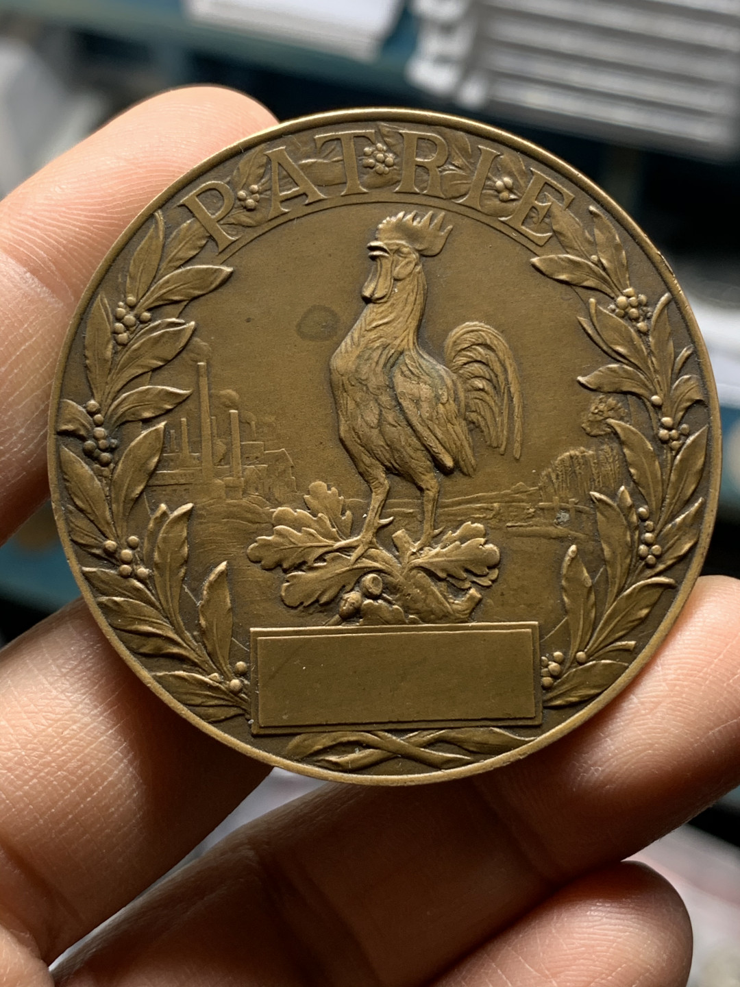 《竞宝斋》钱币微拍-第25场-本周日，周一2场连拍（全场顺丰包邮） 1915年法国国际救援组织纪念铜章  直径：50mm  重量：65g  边铭：丰饶角+铜标 正面铭文：国家救援组织之法兰西日，时间1915年，第一次世界大战开战后的第二年，背面国家符号高卢鸡，上方铭文：祖国。