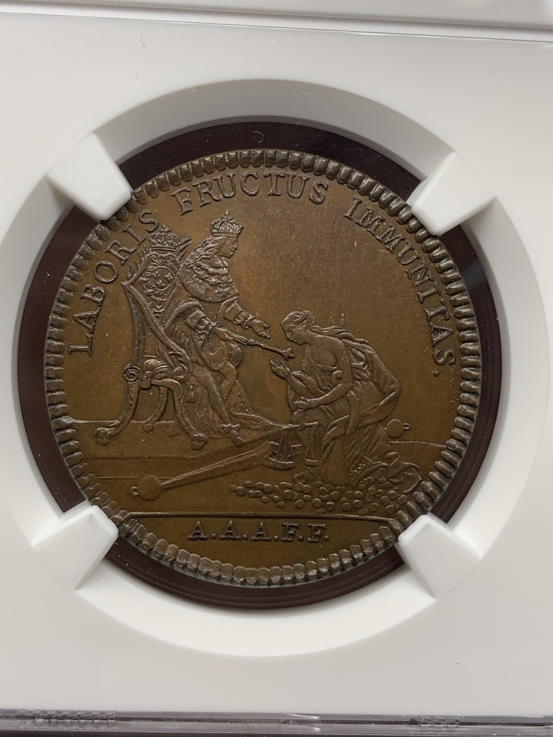 《竞宝斋》钱币微拍-第25场-本周日，周一2场连拍（全场顺丰包邮） ngc-ms66！ 唯一冠军分 法国铜代币 打制锐利 光滑的巧克力棕色显示出虹彩光泽 设计绝美雕刻精细 19世纪左右 正面是手拿丰饶角的女神向法王路易十六致意 背面是元素丰富的农场