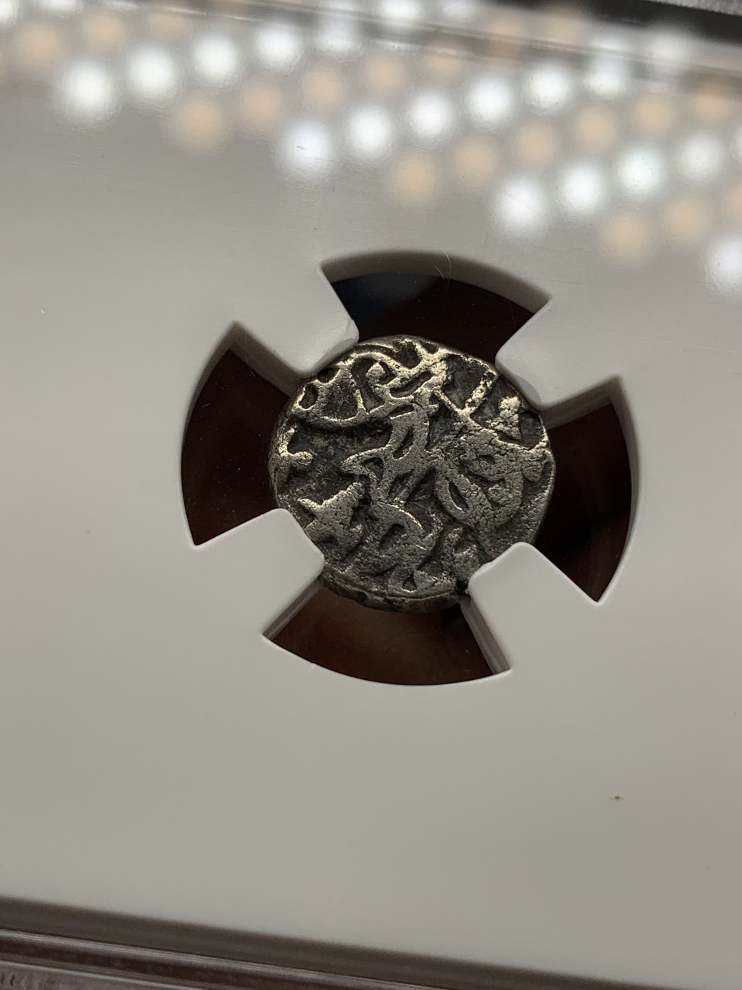 《竞宝斋》钱币微拍-第25场-本周日，周一2场连拍（全场顺丰包邮） 丝绸之路之银币 萨希王朝 银币3枚一组 币直径不大，厚度不小，币包真，盒子标签仅做查看参数使用