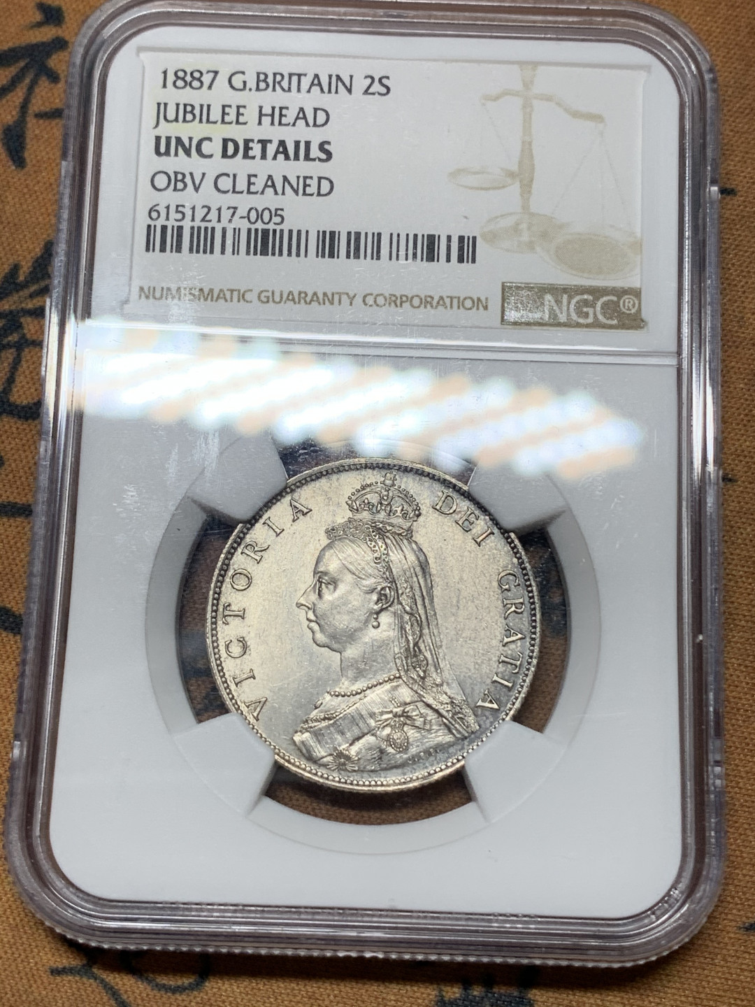 《竞宝斋》钱币微拍-第25场-本周日，周一2场连拍（全场顺丰包邮） NGC-UNC 英国 维多利亚女皇 1887年 弗洛林（2先令）银币 应该出分的品相 背面炫光 品相不错