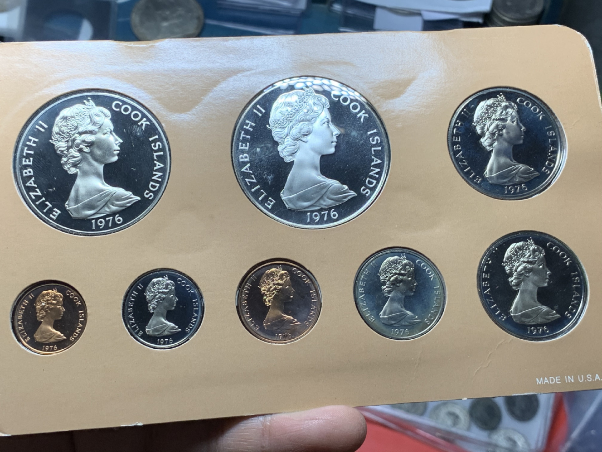 《竞宝斋》钱币微拍-第25场-本周日，周一2场连拍（全场顺丰包邮） 库克群岛 年精制原装精制套币（附证书） 年轻低冠女皇版 含一枚大银币