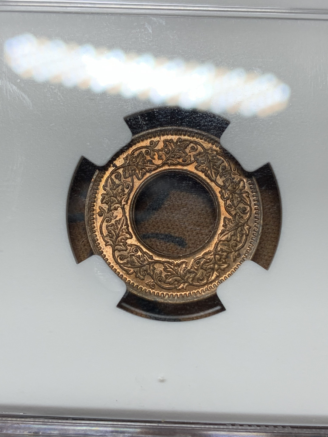 《竞宝斋》钱币微拍-第25场-本周日，周一2场连拍（全场顺丰包邮） NGC-MS63RB 英属印度 乔治六世 1945年孟买场版 钻石扁冠 1派沙 状态很好 分数有点低评了 与电影《信条》中尼尔背包的挂坠为同一硬币