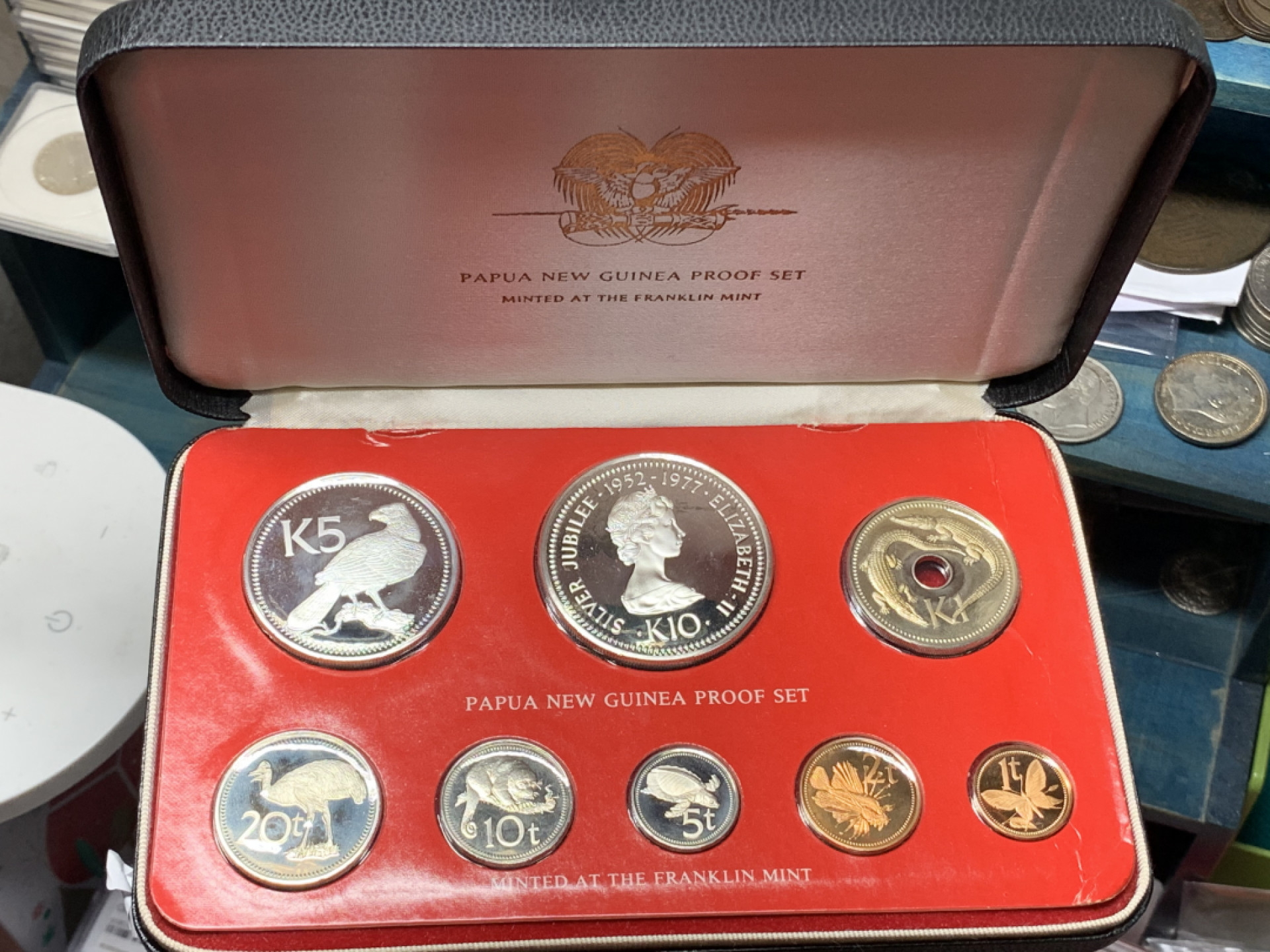 《竞宝斋》钱币微拍-第25场-本周日，周一2场连拍（全场顺丰包邮） 巴布亚新几内亚 1977年纪念英女皇执政25周年原装精制套币（附证书） 含2枚大银币 一枚铸有年轻女皇肖像