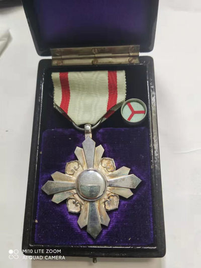 【海寧潮】拍卖第四期元旦专场 - 【海寧潮】少~伪满洲国勋八等景云银质勋章原盒原略