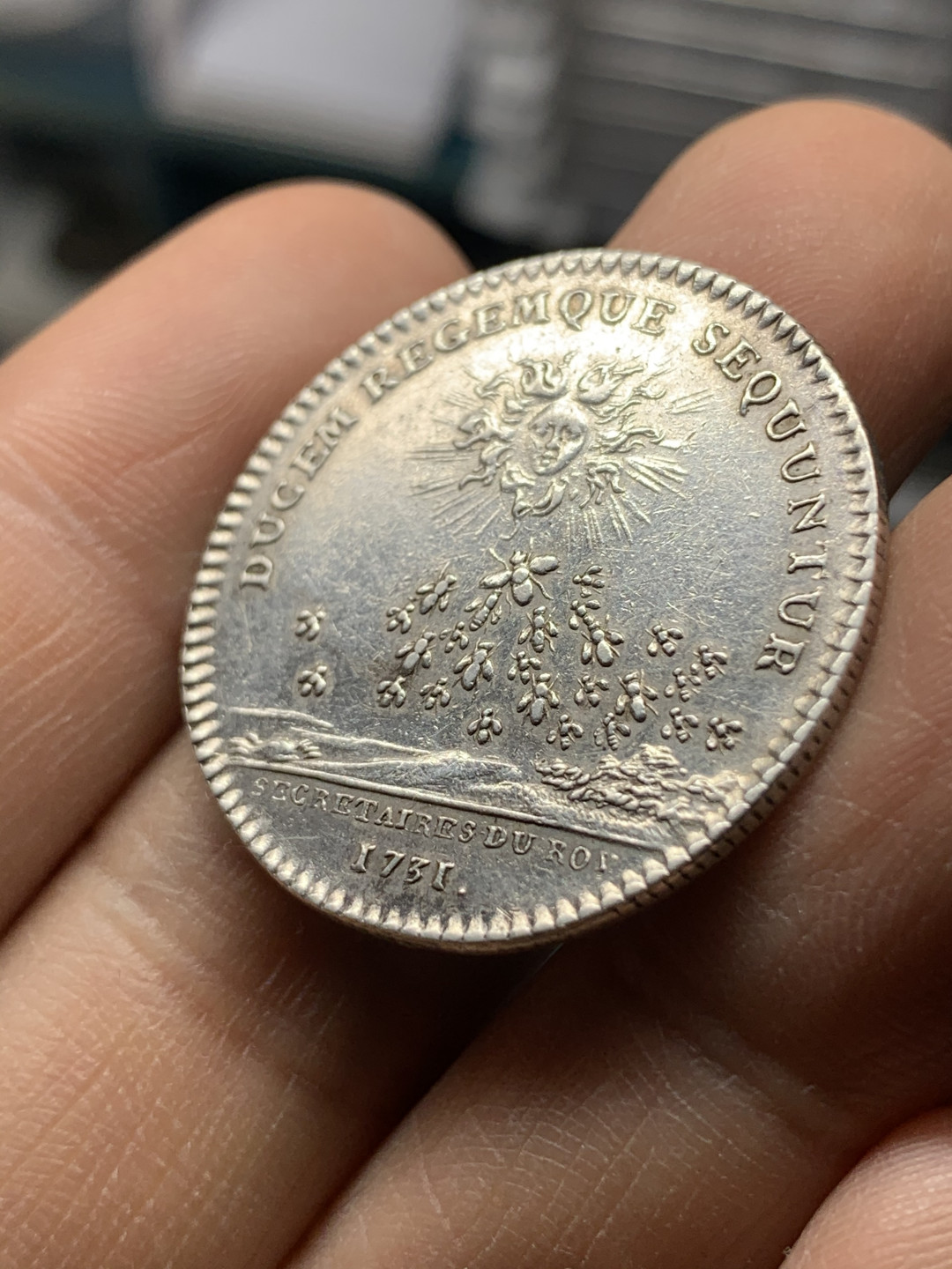《竞宝斋》钱币微拍-第25场-本周日，周一2场连拍（全场顺丰包邮） 1731年法国银制代币，路德维西十五世。直径：30mm  重量：7.88g