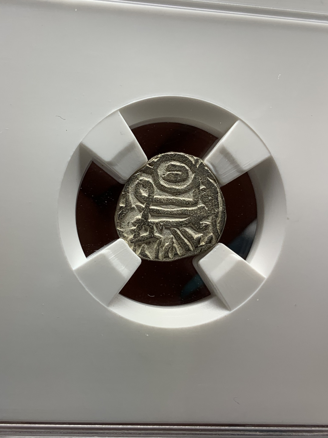 《竞宝斋》钱币微拍-第25场-本周日，周一2场连拍（全场顺丰包邮） 丝绸之路之银币 萨希王朝 银币3枚一组 币直径不大，厚度不小，币包真，盒子标签仅做查看参数使用