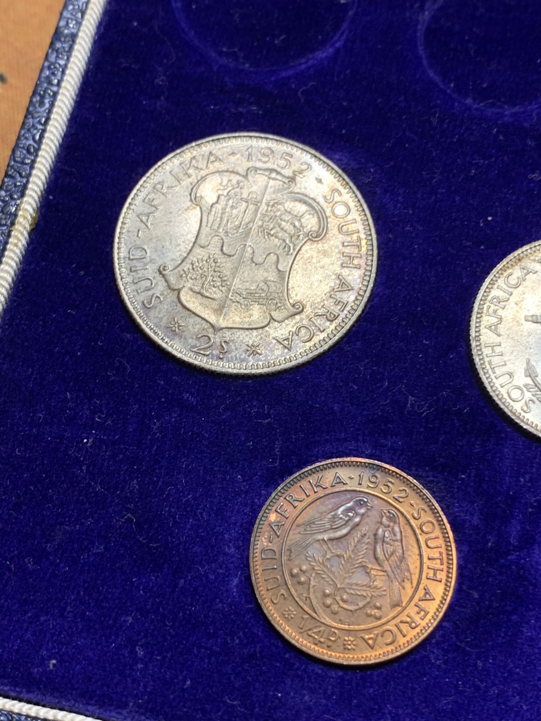 《竞宝斋》钱币微拍-第25场-本周日，周一2场连拍（全场顺丰包邮） 英属南非 乔治六世 1952年精制套币 6银3铜 精美包浆 BU品相 银币包浆诱人 1便士铜币背面呈五彩包浆 