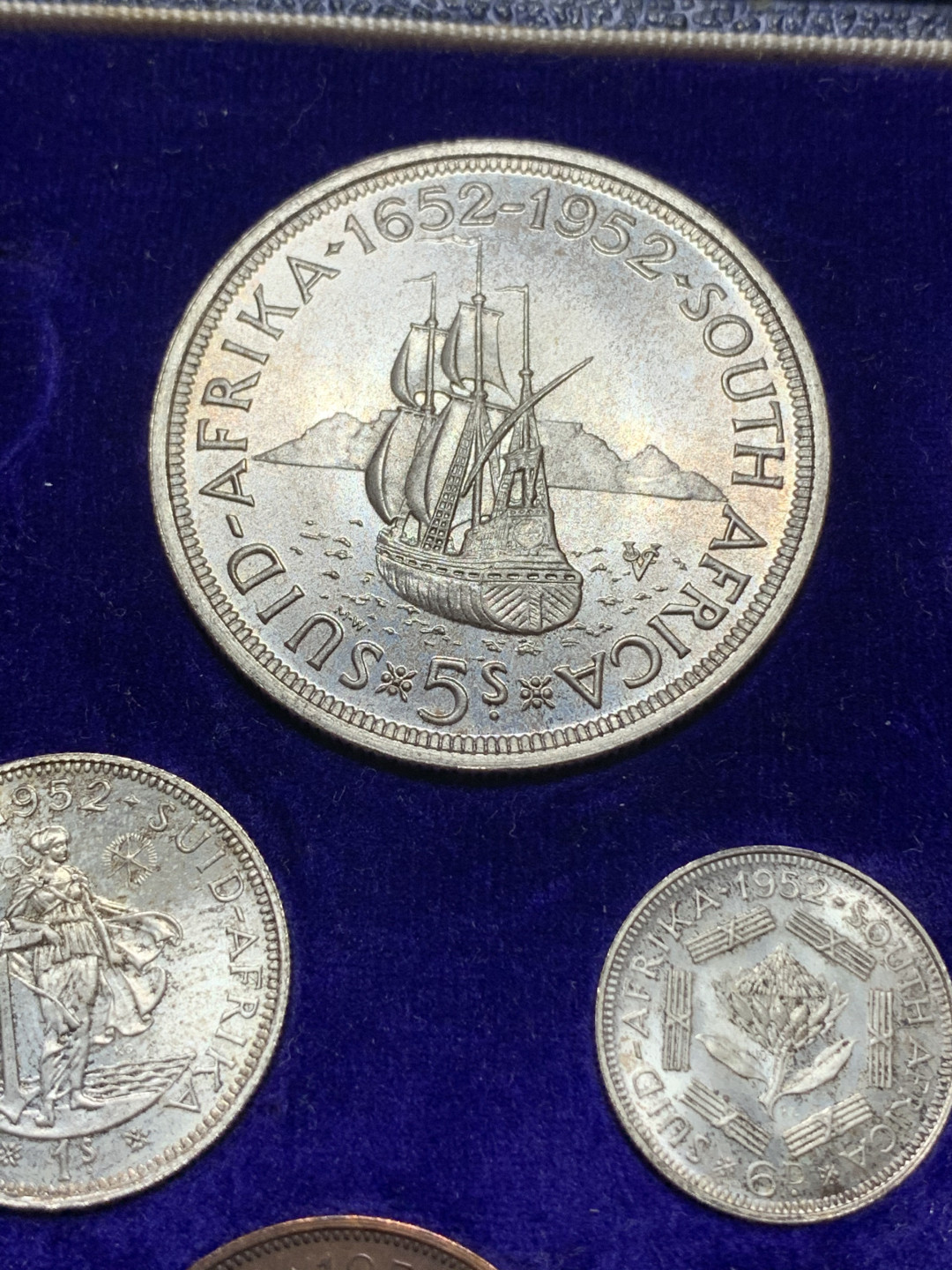 《竞宝斋》钱币微拍-第25场-本周日，周一2场连拍（全场顺丰包邮） 英属南非 乔治六世 1952年精制套币 6银3铜 精美包浆 BU品相 银币包浆诱人 1便士铜币背面呈五彩包浆 