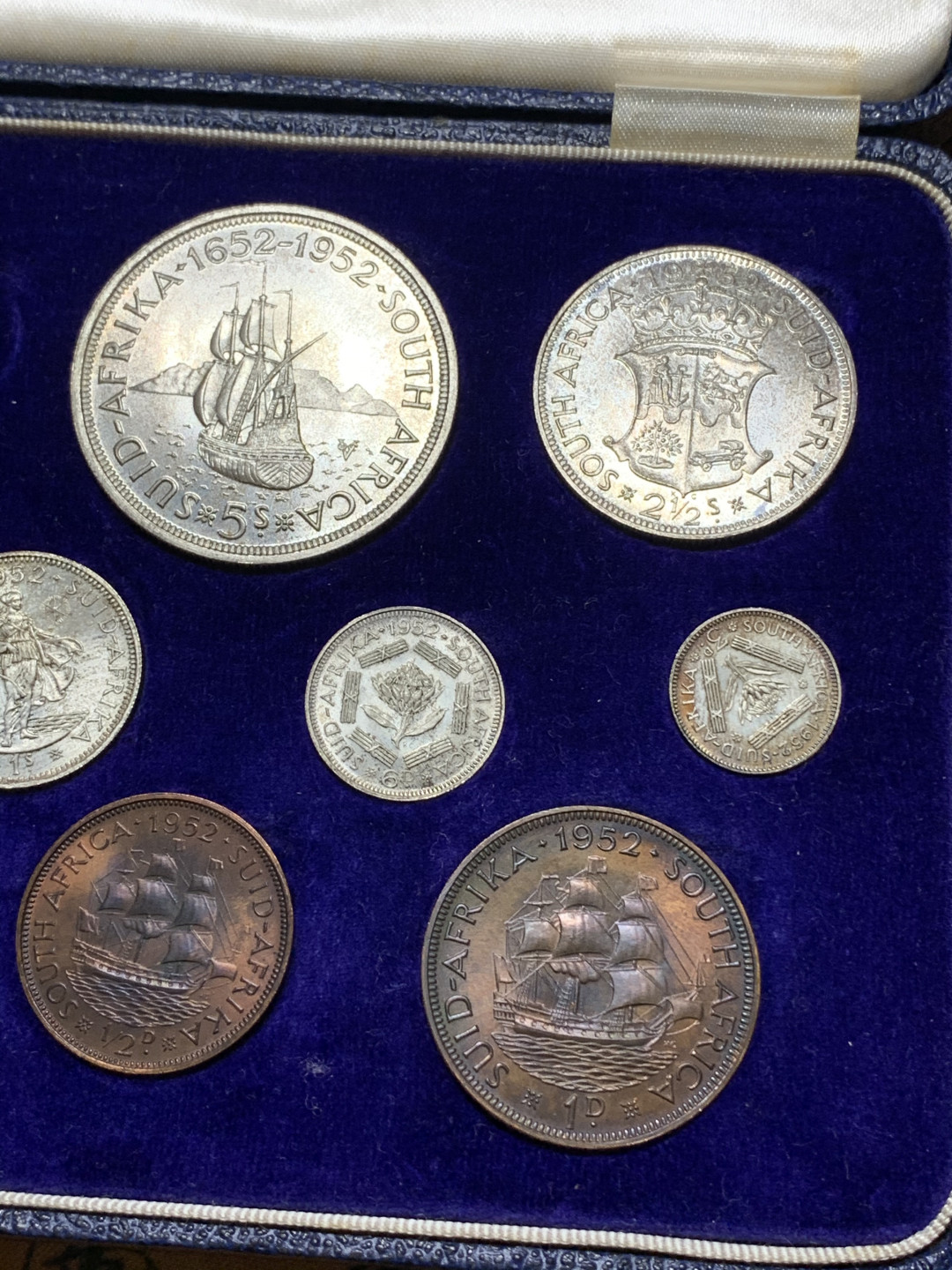 《竞宝斋》钱币微拍-第25场-本周日，周一2场连拍（全场顺丰包邮） 英属南非 乔治六世 1952年精制套币 6银3铜 精美包浆 BU品相 银币包浆诱人 1便士铜币背面呈五彩包浆 