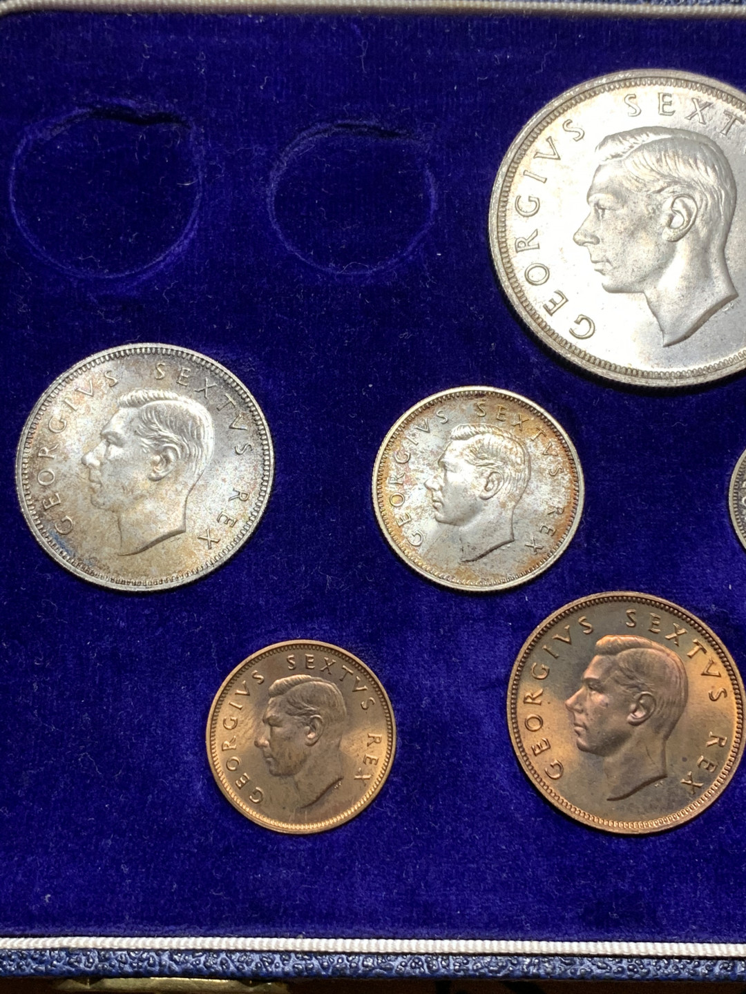 《竞宝斋》钱币微拍-第25场-本周日，周一2场连拍（全场顺丰包邮） 英属南非 乔治六世 1952年精制套币 6银3铜 精美包浆 BU品相 银币包浆诱人 1便士铜币背面呈五彩包浆 