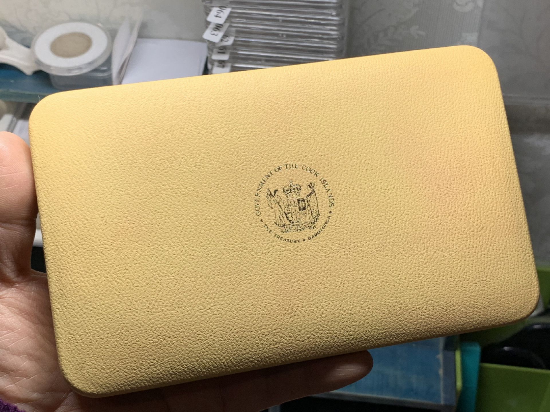 《竞宝斋》钱币微拍-第25场-本周日，周一2场连拍（全场顺丰包邮） 库克群岛 年精制原装精制套币（附证书） 年轻低冠女皇版 含一枚大银币