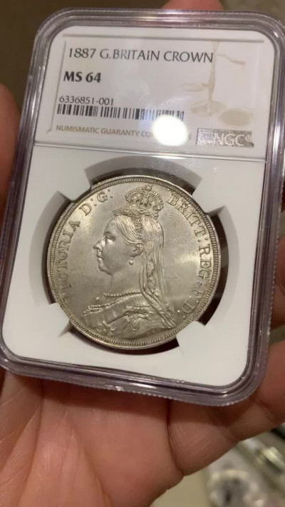 《竞宝斋》钱币微拍-第25场-本周日，周一2场连拍（全场顺丰包邮） NGC MS64 英国1887年维多利亚女王高冠马剑1克朗银币 淡彩包浆 状态一流