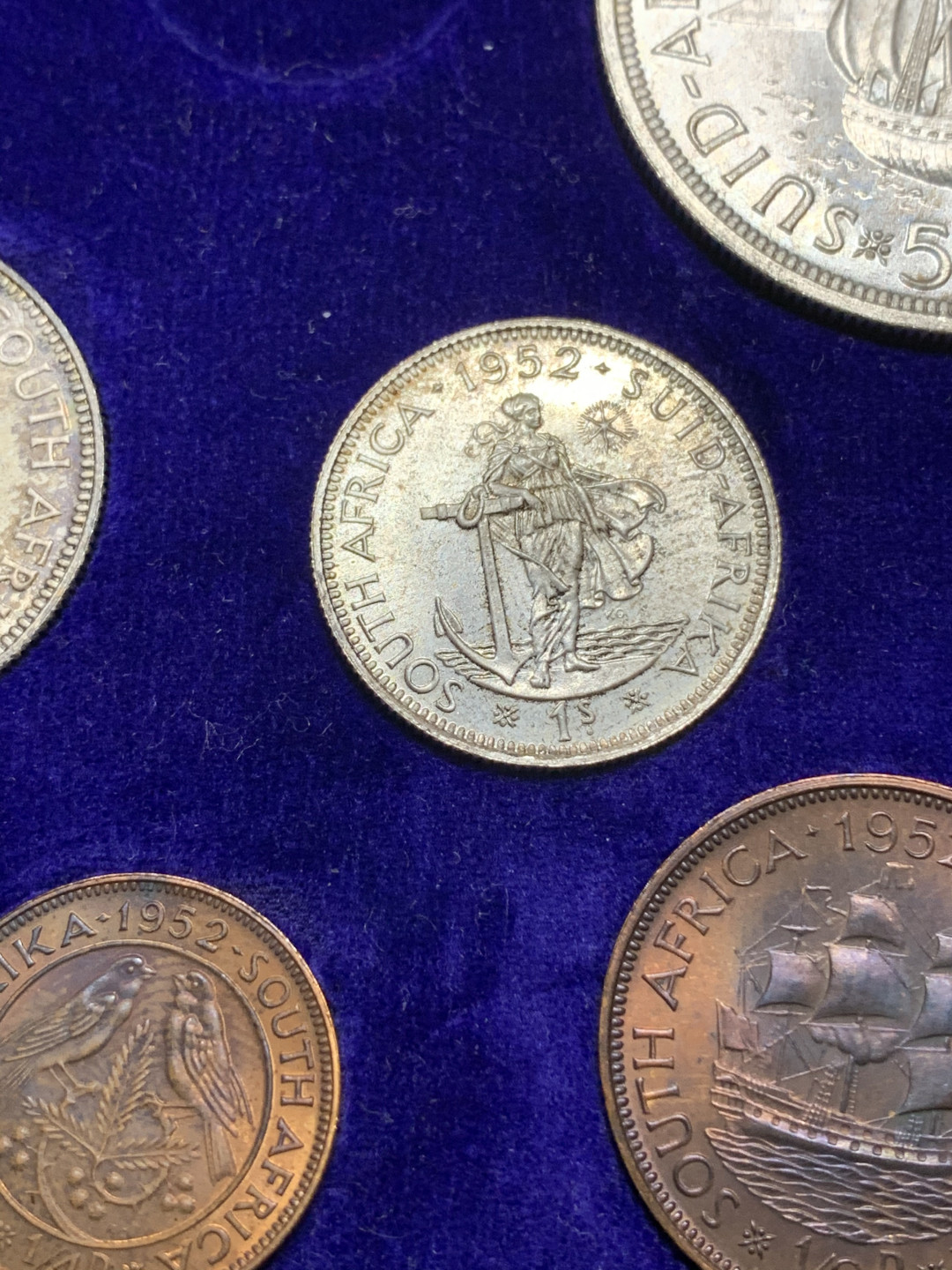 《竞宝斋》钱币微拍-第25场-本周日，周一2场连拍（全场顺丰包邮） 英属南非 乔治六世 1952年精制套币 6银3铜 精美包浆 BU品相 银币包浆诱人 1便士铜币背面呈五彩包浆 