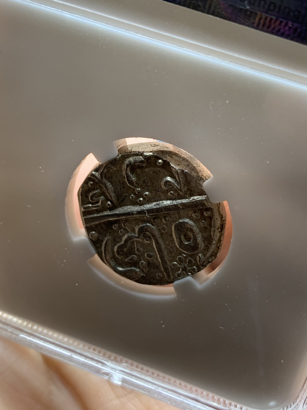 《竞宝斋》钱币微拍-第25场-本周日，周一2场连拍（全场顺丰包邮） 丝绸之路之银币 印度印多尔银币一枚，细节深打，非常漂亮 币包真，盒子标签仅做查看参数使用