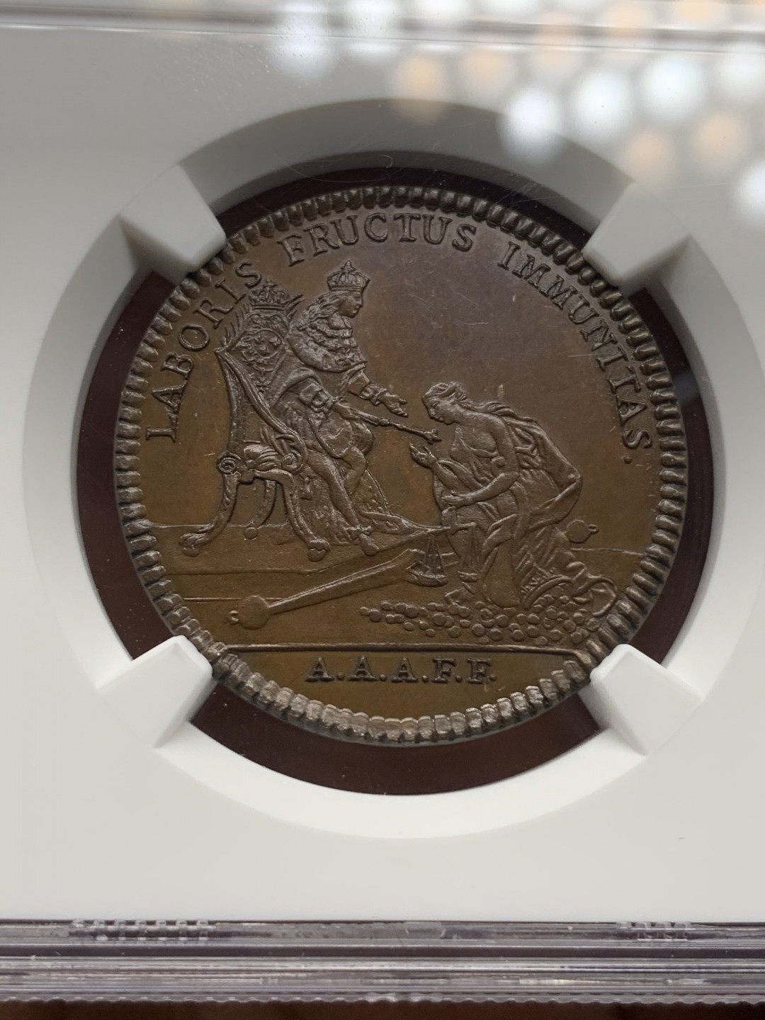 《竞宝斋》钱币微拍-第25场-本周日，周一2场连拍（全场顺丰包邮） ngc-ms66！ 唯一冠军分 法国铜代币 打制锐利 光滑的巧克力棕色显示出虹彩光泽 设计绝美雕刻精细 19世纪左右 正面是手拿丰饶角的女神向法王路易十六致意 背面是元素丰富的农场