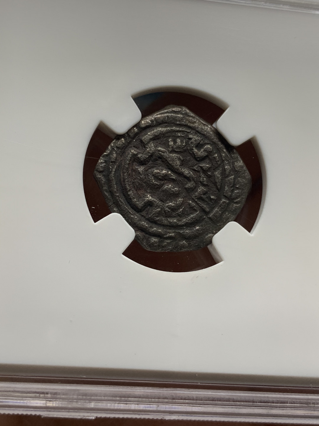 《竞宝斋》钱币微拍-第25场-本周日，周一2场连拍（全场顺丰包邮） 丝绸之路之打制币  3枚一组 （古印度银币1枚，印度查拉见银币1枚，铜镀银1枚），币包真，盒子标签仅做查看参数使用