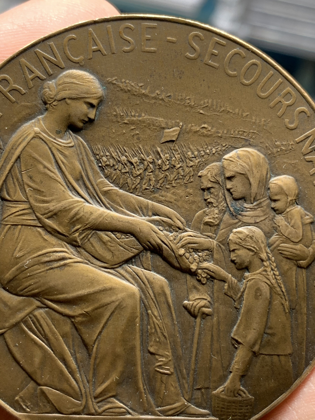 《竞宝斋》钱币微拍-第25场-本周日，周一2场连拍（全场顺丰包邮） 1915年法国国际救援组织纪念铜章  直径：50mm  重量：65g  边铭：丰饶角+铜标 正面铭文：国家救援组织之法兰西日，时间1915年，第一次世界大战开战后的第二年，背面国家符号高卢鸡，上方铭文：祖国。