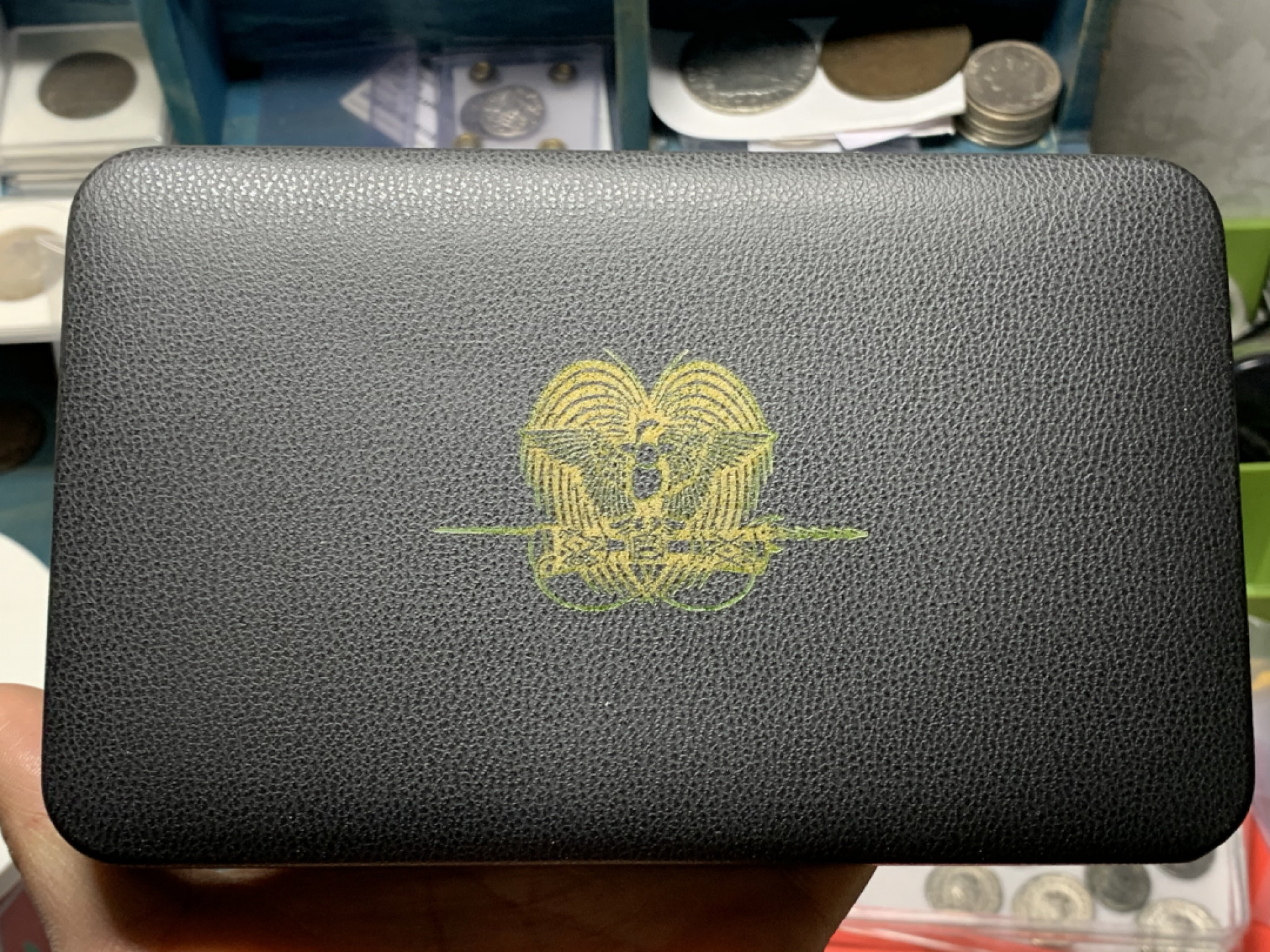 《竞宝斋》钱币微拍-第25场-本周日，周一2场连拍（全场顺丰包邮） 巴布亚新几内亚 1977年纪念英女皇执政25周年原装精制套币（附证书） 含2枚大银币 一枚铸有年轻女皇肖像