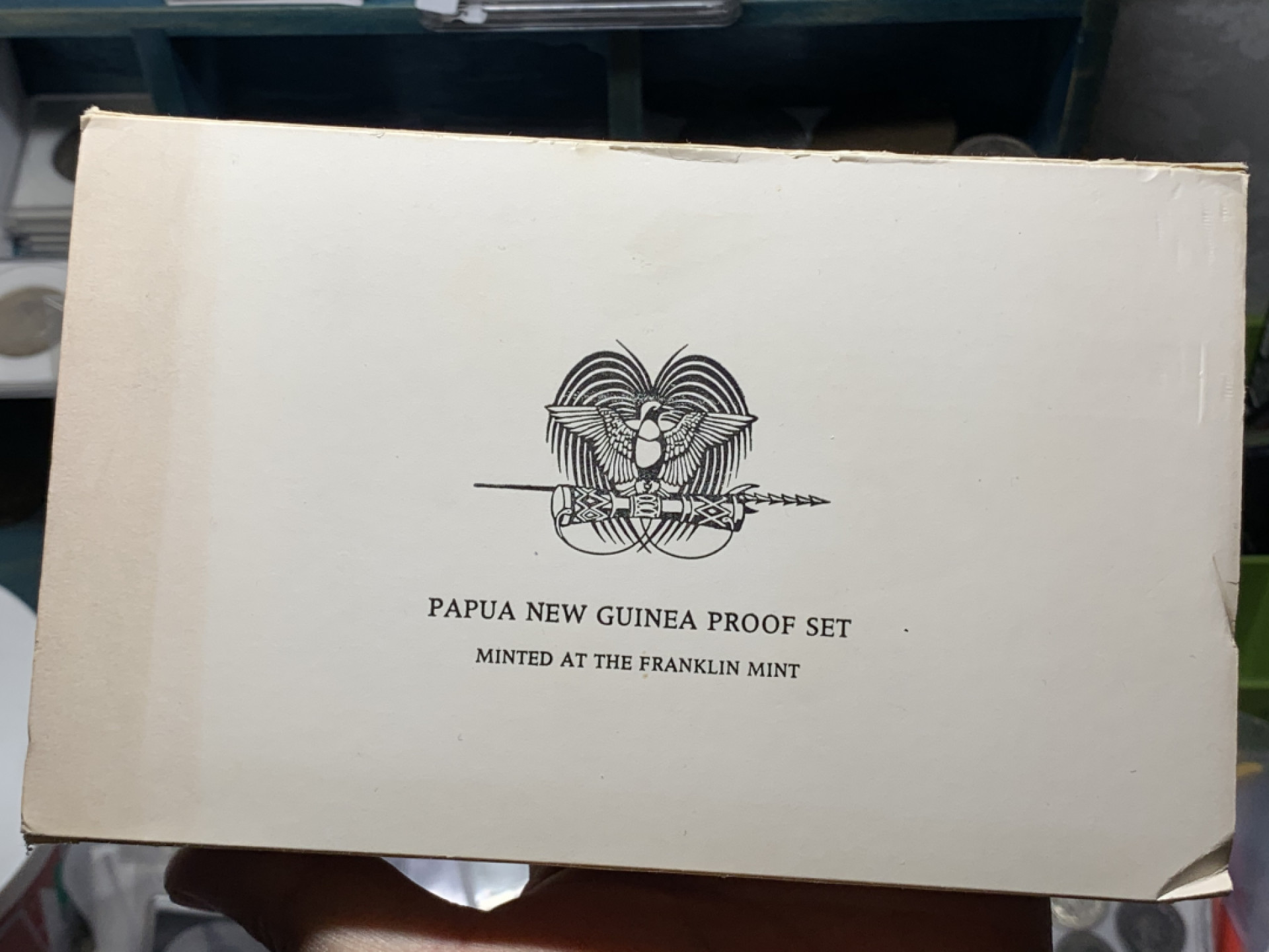 《竞宝斋》钱币微拍-第25场-本周日，周一2场连拍（全场顺丰包邮） 巴布亚新几内亚 1977年纪念英女皇执政25周年原装精制套币（附证书） 含2枚大银币 一枚铸有年轻女皇肖像