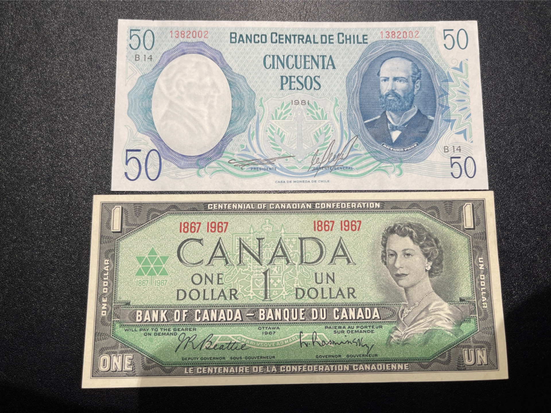 👍2022新年第一拍《外钞收藏家》第一百五十九期拍卖（本期59件） 加拿大风景版1元 纪念钞 AU一个角软折了 加智利50比索近全新 也是册子币边角有瑕疵 