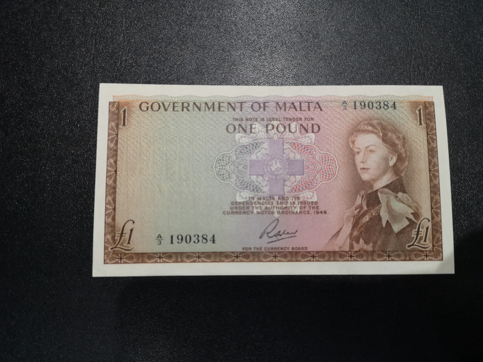 👍2022新年第一拍《外钞收藏家》第一百五十九期拍卖（本期59件） 1949年马耳他1镑 有暗折 AU品相 有星星点潮 不严格检查整体近乎全新